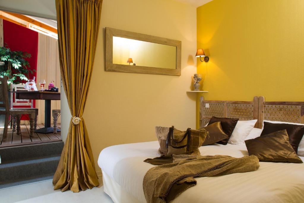 Logis Hotel Les Flots Bleus Beaulieu-sur-Dordogne Ruang foto